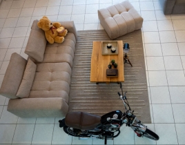 Καναπές cozy με σκελετό από ξύλο οξιάς και μαξιλάρια ανατομικά. Με μηχανισμό που σας δίνει την δυνατότητα με μία απλή κίνηση να το μετατρέψετε σε κρεβάτι.